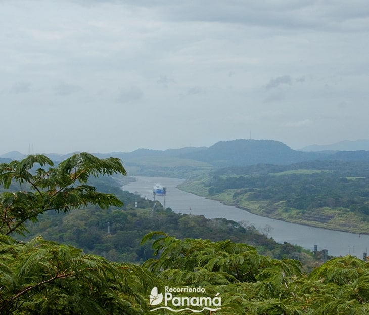 Vista del Canal de Panamá desde la Torre de Observación de Gamboa